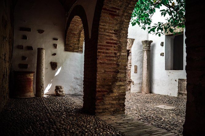 Alcázar de los Reyes Cristianos - Patio Morisco: court life in a compact space