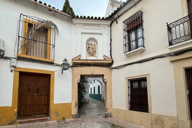 City of Caliphs: A Self-Guided Walking Tour of Córdoba’s History - Crossing the Roman Bridge and spotting the Calahorra Tower