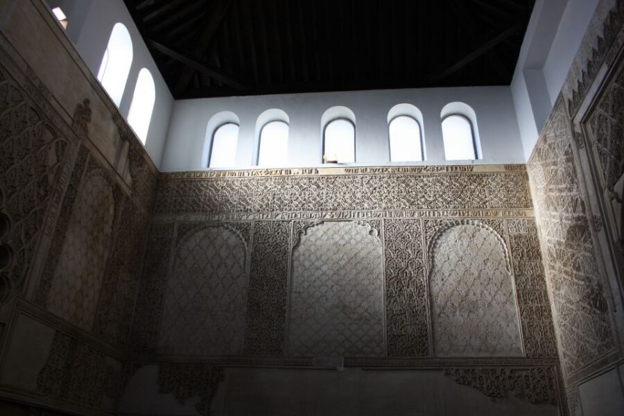 Córdoba: Alcázar and Jewish Quarter 2-Hour Guided Tour - Starting at the Averroes statue: how you’ll get oriented in minutes