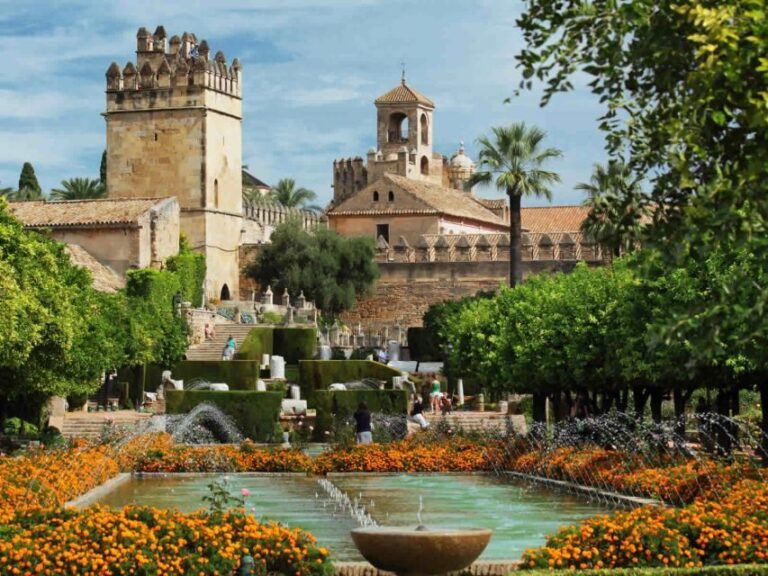 Cordoba: Alcazar of The Christian Monarchs Tickets and Tour - Entering through the main gate and getting your bearings