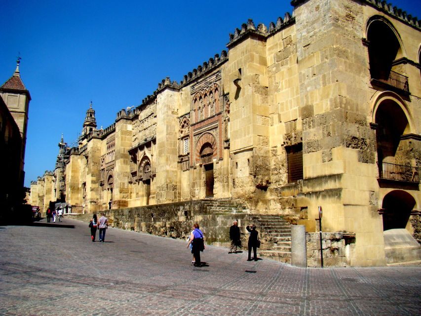 Cordoba: Electric Bike Tour - From Modern Cordoba to the Christian Reconquest Churches