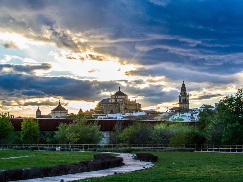 Cordoba: Historical Monuments of Cordoba City Walking Tour - Meeting point and tour vibe: find the flag, then follow the story