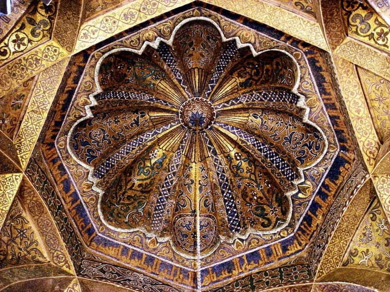 Córdoba: Jewish Quarter, Mosque, and Alcázar Tour - Entering the Mezquita-Cathedral: the two-colored arches and a story inside a story