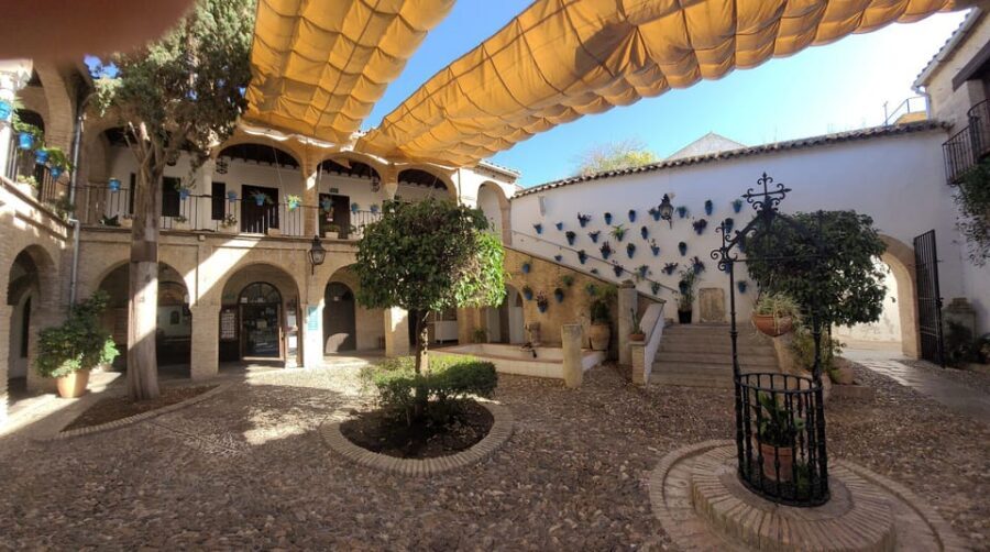 Córdoba Mid-Morning Walk - Small Groups, Native English. - La Judería and ancient city walls: history you can trace on foot