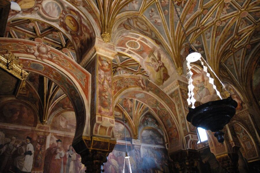 Cordoba Mosque & Jewish Quarter Tour with Tickets - Mosque-Cathedral Entrance: What the Guide Points Out in Your First Minutes