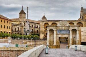 Cordoba : Patios Private Walking Tour - Private guide plus 2 hours: how you get more than sightseeing