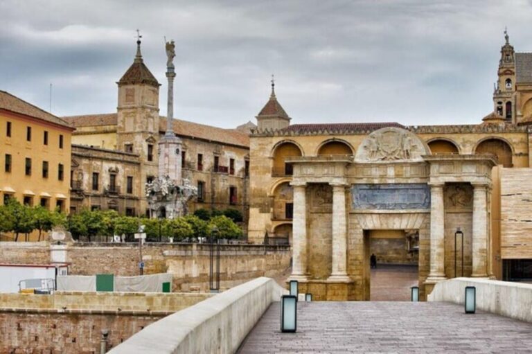 Cordoba : Patios Private Walking Tour - Private guide plus 2 hours: how you get more than sightseeing