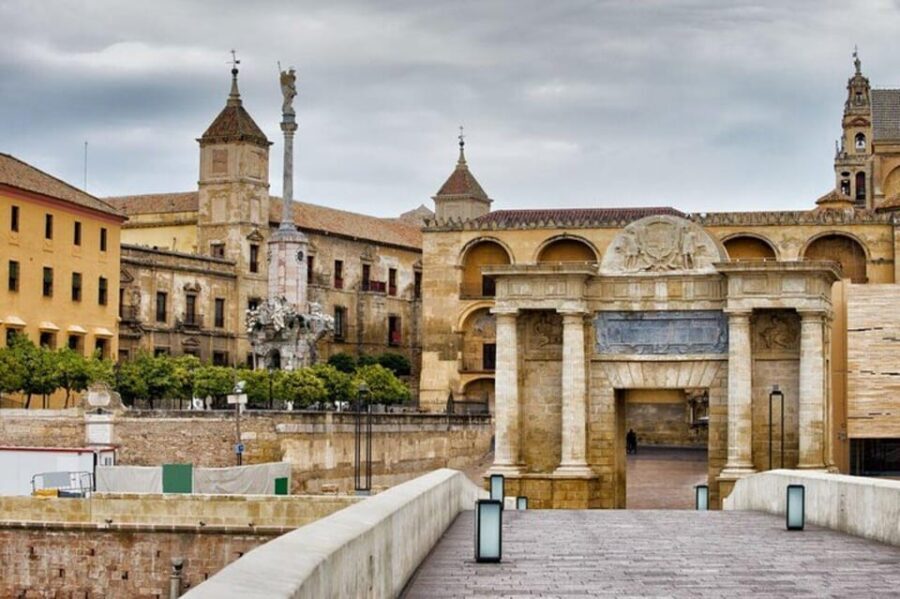 Cordoba : Patios Private Walking Tour - Private guide plus 2 hours: how you get more than sightseeing