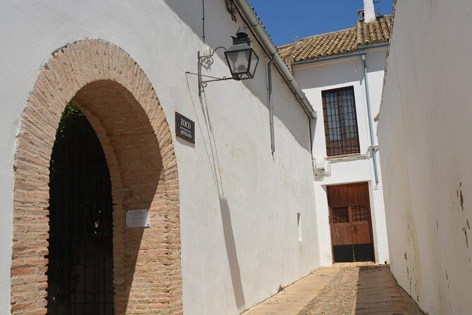 Cordoba Relax Tour in English Tickets included - La Judería walk: the Jewish Quarter streets that make the story feel real