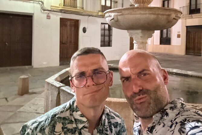 Córdoba Scavenger Hunt and City Highlights Walking Tour - Los Patios de San Basilio and Calleja de las Flores: The Flower Alley Moment