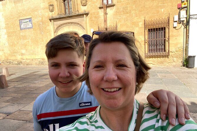 Córdoba Scavenger Hunt and City Highlights Walking Tour - Estatua de Maimonides: A Small Stop That Can Feel Like a Win