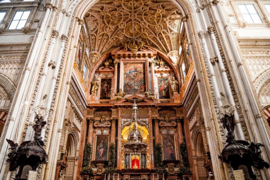 Córdoba: Skip-the-Line Great Mosque-Cathedral History Tour - Finding the meeting point by the lone olive tree