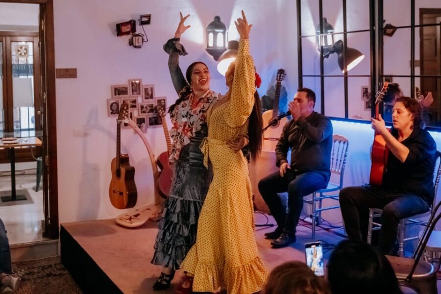 Córdoba: Tablao Flamenco at Doble de Cepa with Optional Meal - Entering Taberna Doble de Cepa: a courtyard stage in the Judería