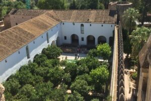 Guided tour of the Alcazar de los Reyes Cristianos in Spanish - Your 1-hour route: rooms, courtyards, and gardens (the part you’ll actually remember)