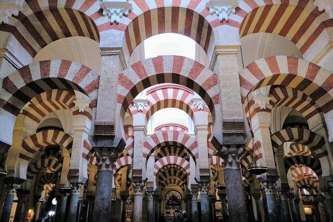 Guided tour of the Mosque-Cathedral of Cordoba in Spanish - Inside Stop 1: Mezquita Catedral de Córdoba, and what the guide helps you notice
