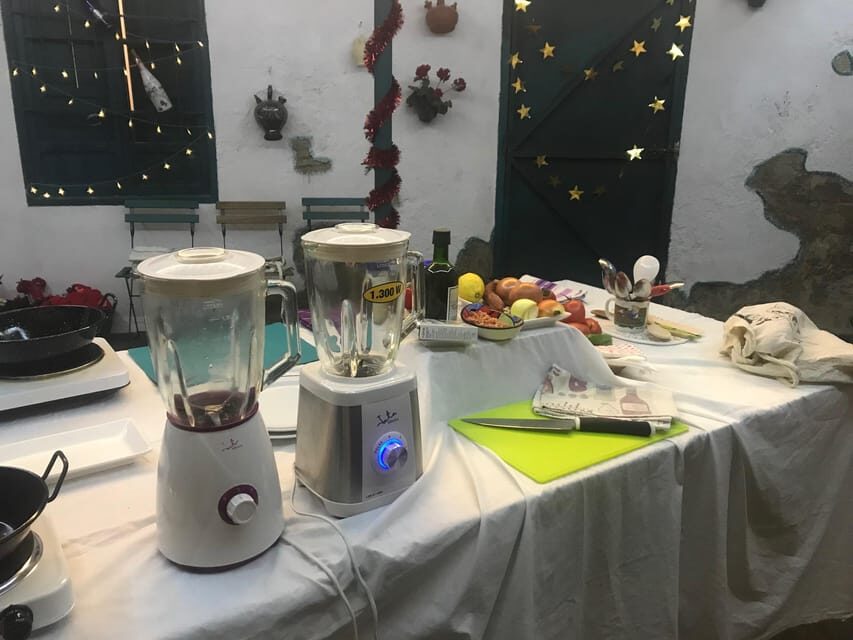 Local cooking class in Cordoba. Hands on: Salmorejo - Finding the meeting point: the black door with a yellow background