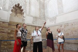Mosque-Cathedral of Cordoba and Jewish Quarter Tour - The historian guide makes the arches and expansions click