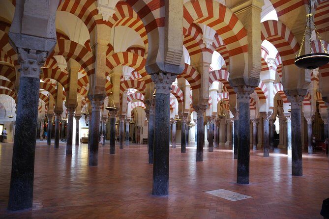 Mosque of Cordoba History Tour in English Tickets included - Inside Stop 1: Mezquita-Catedral de Córdoba, from arches to the nave