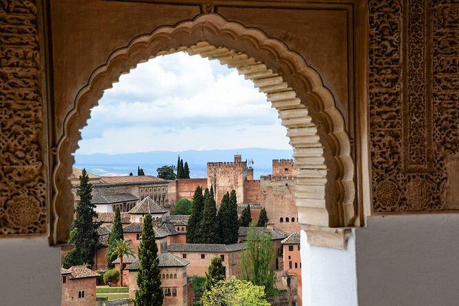 Private official tour guide for visit to Alhambra in Granada from Cordoba Hotel - The official guide: what you gain from a 3-hour private plan