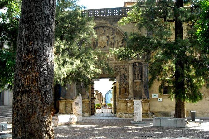 Private tourist route in Córdoba - Courtyards of Córdoba, Viana Palace, and the Christ of the Lanterns