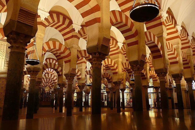 Private Visit Mosque-Cathedral, Jewish quarter, Alcazar and Synagogue - Calleja de las Flores: another lane stop, another angle on the quarter