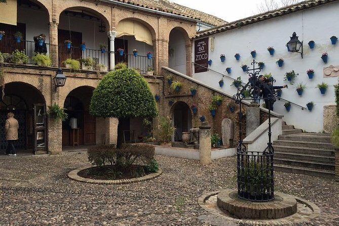 Private Visit Mosque-Cathedral, Jewish quarter, Alcazar and Synagogue - Alcázar de los Reyes Cristianos ending in the gardens (45 minutes)