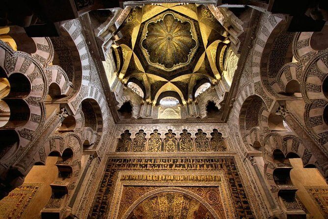 Private Visit Mosque-Cathedral, Jewish quarter, Alcazar and Synagogue - Calleja del Pañuelo: a short lane walk that gives context fast